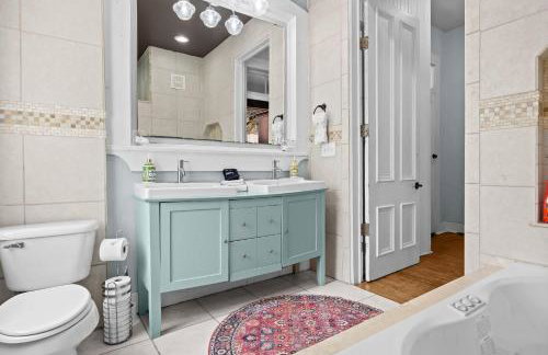 Elegant Manor w Private Yard & Modern Amenities - Foto 71