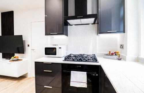 The Eden Suite - 1BR Chic Apt with Luxe Shower, Smart TV & Free Secure Parking in Central High Wycombe HP13, Sleeps 3 - Foto 25