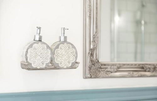 Sleeps 6. Free Wifi. Free Parking central location. - Photo 27