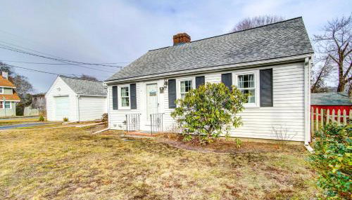 2 Mi to Beach Walkable Coastal Gem in Hyannis! - Foto 3