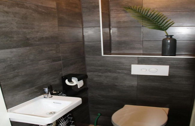 Appealing Bungalow With Garden - Photo 43