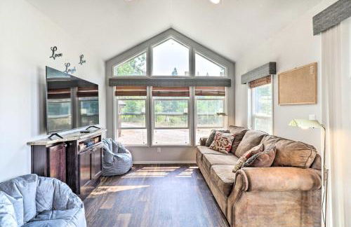 Eureka Tiny Home with Hot Tub and Community Beach! - Foto 5