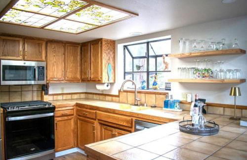 Forest Home with Deck, EV Station, King Beds - Foto 4