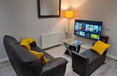 Whole House - 4 Bedrooms - Parking - Sleeps 8 - Foto 3