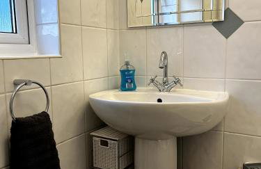 Stylish Cosy Home - M42, Airport, NEC & Train St - Photo 18