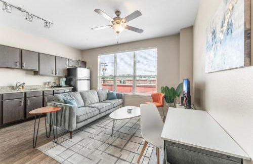 Prime SoCo King Bed 1BR & 2BR Suites w Gym, Pickleball, Laundry - Photo 15