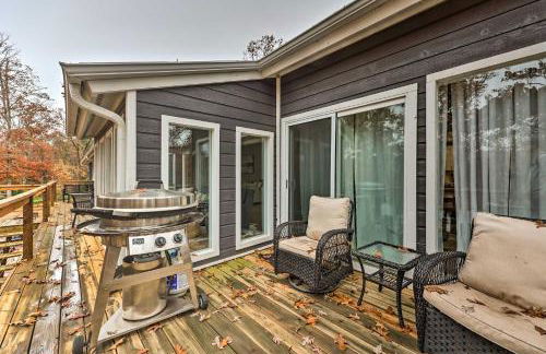 Lakefront Rogers Getaway with Hot Tub and Deck! - Foto 35