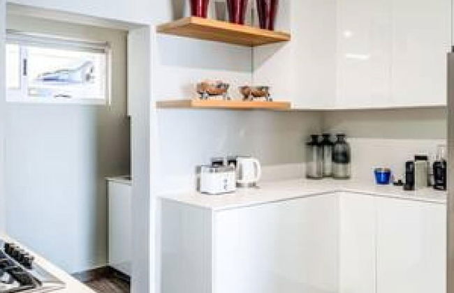 Camps Bay Holiday Apartment in Secure Complex With Private Pool and Parking Houghton Views - Foto 10