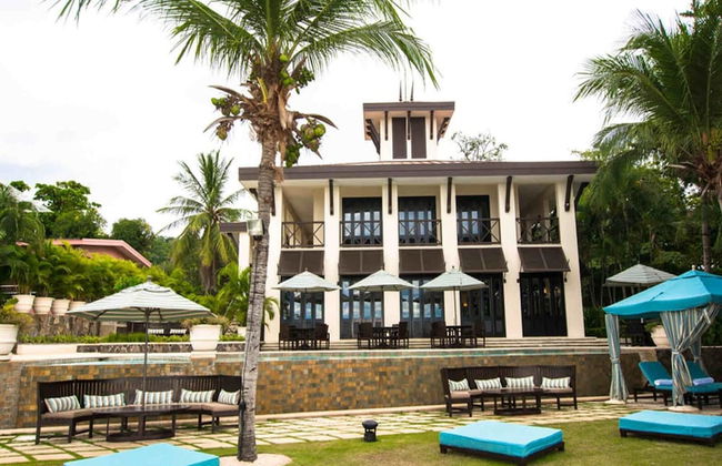 Impressively designed and decorated 3rd-floor space overlooking pool in Coco - Photo 47