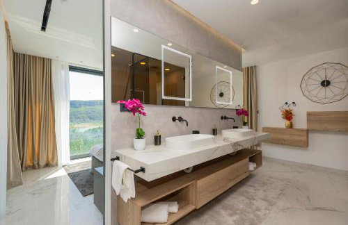 Luxury Lake-View Villa Karmen with Heated Pool, Private Spa & Sunset Terrace - Foto 29