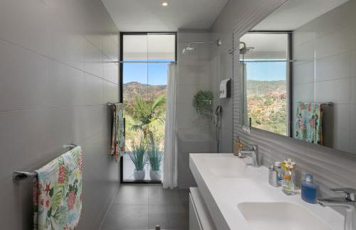 4-Bedroom Modern Villa with Sea View - Photo 30