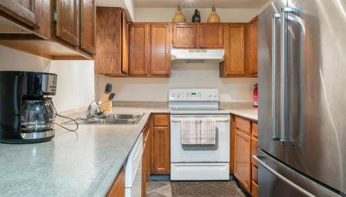 Polar Bear Den - Photo 5