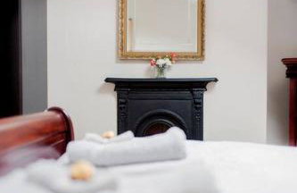 Sleeps 5 - 3 Bedrooms - walk to the square hosted Happy Valley cast - Foto 44