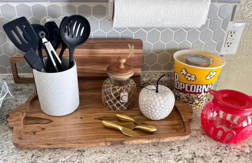 Near Downtown- Kitchen-washerdryer-parking - Foto 35