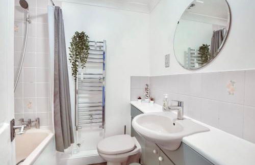 Cosy Wimbledon 4 Bed Home With Garden & Driveway Parking - Foto 10