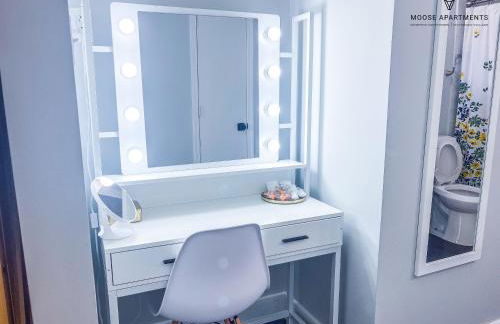 The Moose #5 - Modern Comfy Studio with King Bed, Free Parking & Fast WiFi - Foto 23