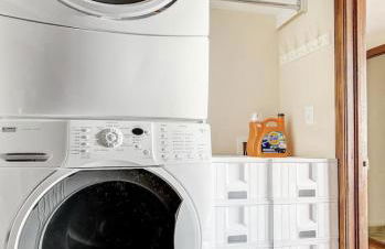 City Center Oasis Prime Location with Views - Foto 24