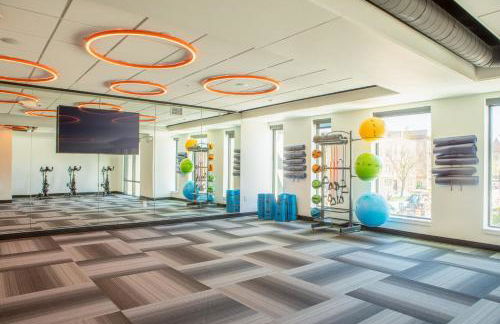 Chic East Side 1BR Apt with Balcony, Pool, and Gym - Foto 35