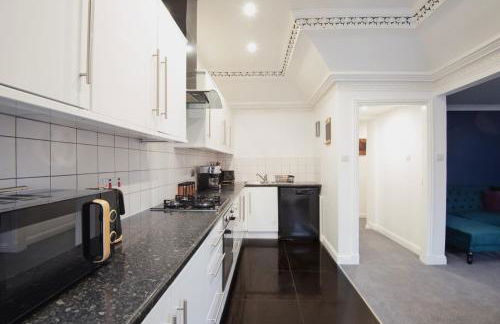 Charming 2 Bedroom Flat in the Heart of Kirriemuir - Foto 10