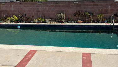 Pool Front Romantic Getaway withPrivate Entry - Foto 3