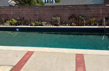 Luxury Oasis Home w/Pool Near CSUN-6 Guests - Foto 4