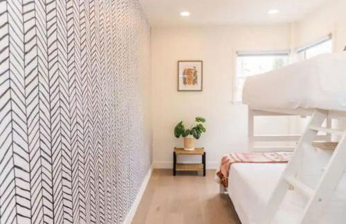 Cheerful 4BD Home in the Heart - Foto 15