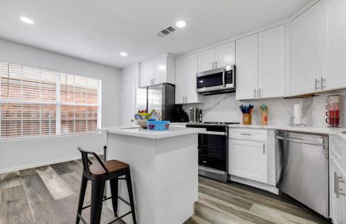 Frisco Resort Style Home w/Spa - Foto 35