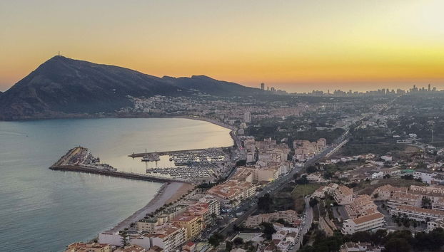 Passeio de catamarã ao entardecer