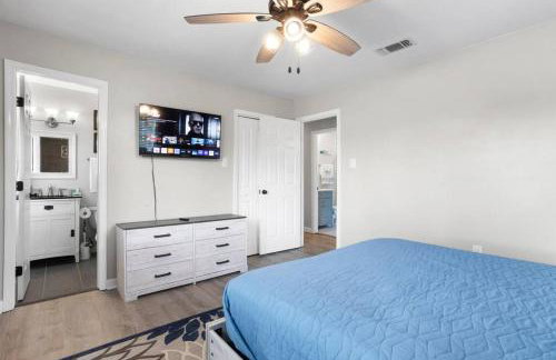 Waterfront Home Game Room Ping Pong Outdoor Bar Area - Foto 16