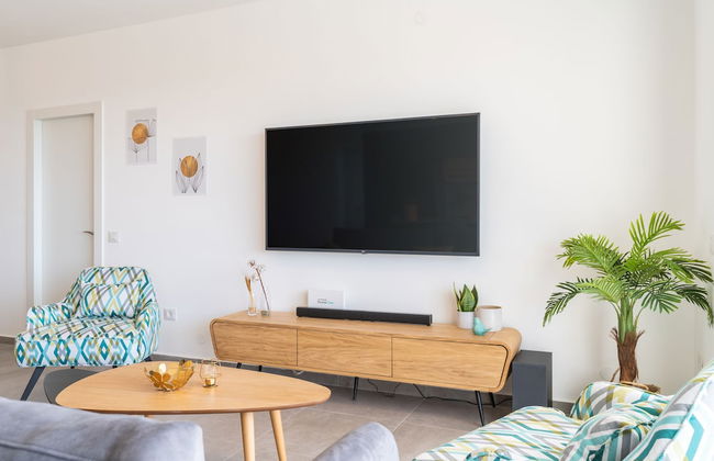 Sunlit Balcony & Coastal Charm by Sea N' Rent - Foto 17