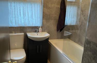 Comfortable and Convenient 4 Bedroom Home - Foto 9