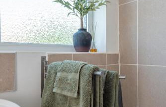 #30 Cozy & Stylish Studio Retreat - Near Odds Farm Park - Sleeps 2 - Perfect for business travelers and Couples - Free parking - Foto 31