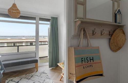 Seaside Rendezvous - Sleeps 7, Sea Views & Parking - Foto 48