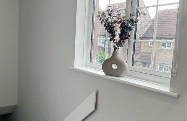 Stunning apartment in Beckton with Private Entrance - Photo 26