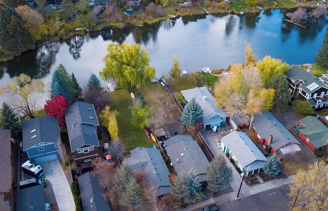 Riverfront Bend by Avantstay Private Dock, Large Yard w/ Views, Hot Tub - Foto 30