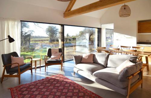 High Cogges Farm Holiday Cottages - The Cart Shed - Photo 6