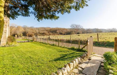 The Old Abbey Farmhouse - Stay at Quarr Abbey Monastery - Pet-Friendly Farmhouse with History & Countryside Views, surrounded by woodland & nature - Photo 13