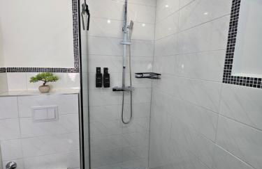 Modern Homes - Voll ausgestatte Wohnung - Balkon - Hotelbetten - 4K TV - WLAN - Foto 62