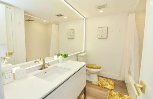 Luxury Oasis Getaway w/pool 15 mins from beach - Foto 59