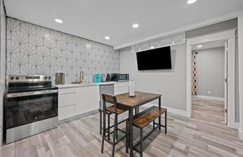 Cozy & Chic Apt King Bed -Free Parking - Foto 25