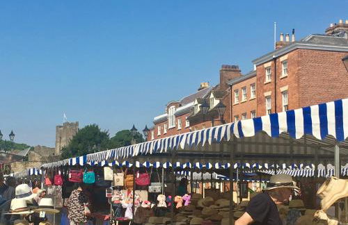 Beautiful stylish 2 bed apartment with free parking - Photo 20