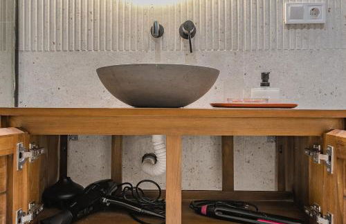 NEW Refurbished Modern Apartment - Photo 25