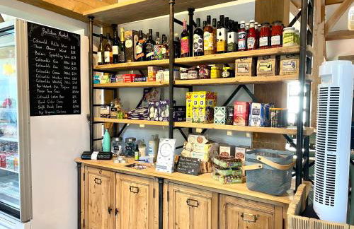 Cosy Cotswold Lodge by Your Home Here - ideal for families, log-burner, spa, private parking, EV Hookup included and heated swimming pools - Foto 33