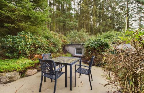 Mourne Mountain Bliss, Rostrevor 4BR Cottage with Patio & BBQ ideal for a relaxing getaway - Photo 17