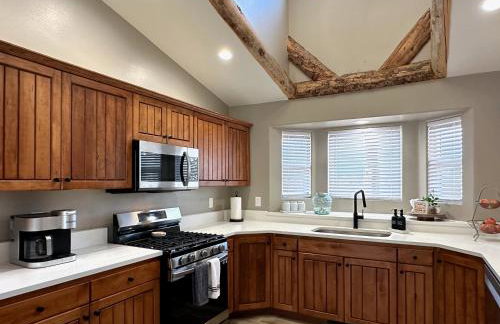 Beehive Basecamp Explore Ski Play and Make Memories - Foto 28