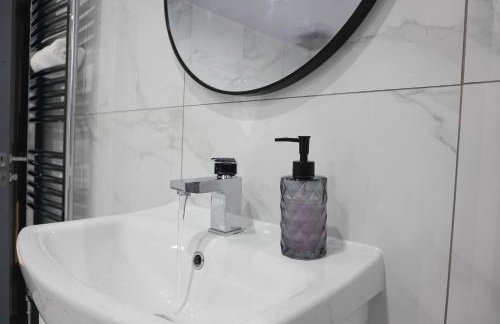 Central Location Liverpool, Modern Home, 4 BR, Sleeps 9, Free Parking - Foto 24