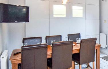 Spacious 4 Bedroom 3 Bathroom House - Sleeps up to 8 - Free Parking, Balcony, Fast Wifi and Smart TVs by Yoko Property - Photo 14