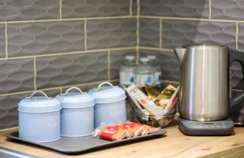 Located in the peaceful NG8 Wollaton , Perfect for Business Trips & Family Holidays or working proffesionals-long term deals, M1 Nearby , Free Parking , Private Garden , 500Mb Wi-Fi , Netflix - Foto 13