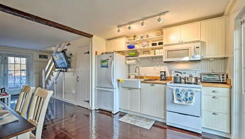 Ocean-View Gem with Private Beach in Mashpee! - Foto 4