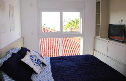 Apto de duas suítes com vista mar - 100 metros da praia em Canasvieiras - Foto 2